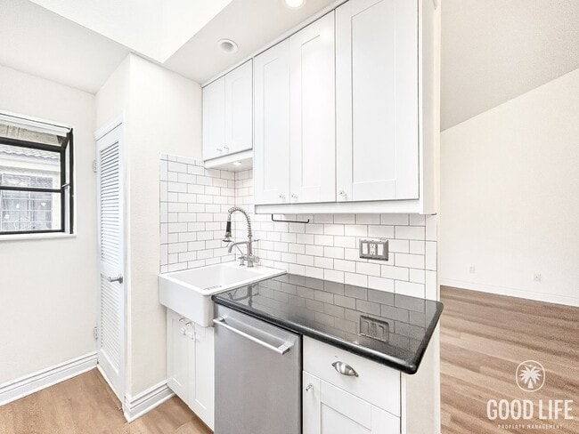 Building Photo - Beautiful 2BD/2BA W/ Reserved Parking and In-Unit Laundry in La Mesa!