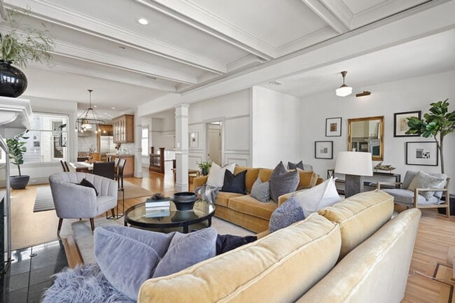 Building Photo - Gorgeous 4BR/2.5BA Nob Hill Home with Shar...