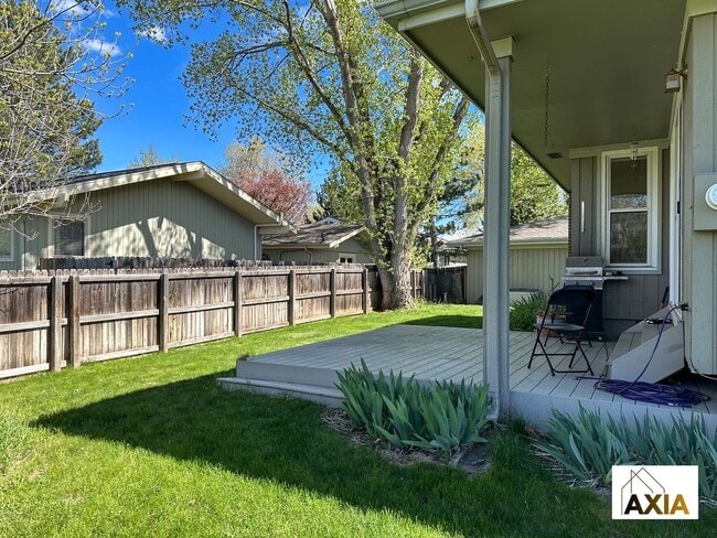Building Photo - Spacious Home Right on the Park!