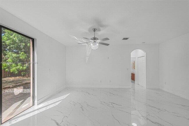 Building Photo - 642 SE 37th Pl