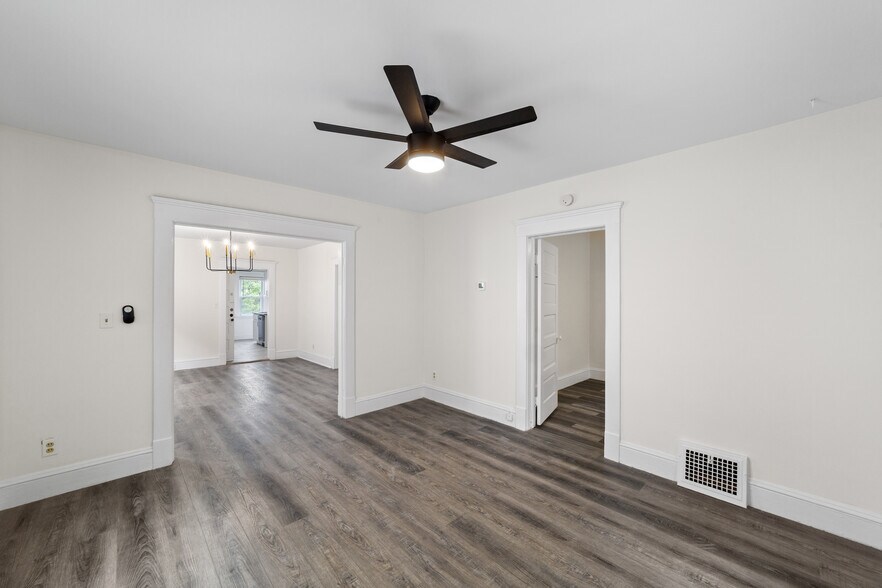 Building Photo - 1352 W 58th St