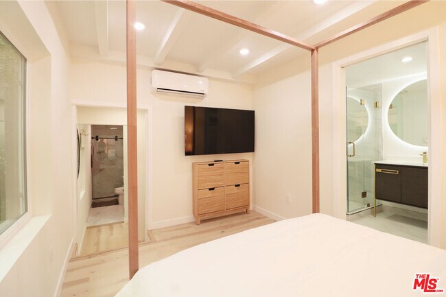 Building Photo - 9042 Phyllis Ave