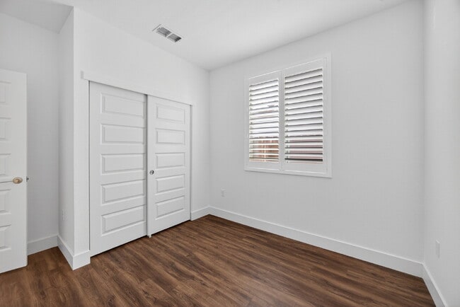 Building Photo - Charming 3-Bedroom Haven in Elk Grove with 2 Full Baths and 1603 Sq Ft of Comfort!