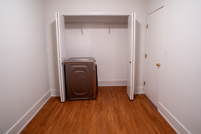 Building Photo - 916 N Paulina St