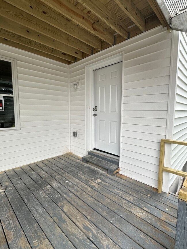 Building Photo - 220 Rosedale Ave