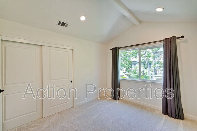 Building Photo - 116 College Ave