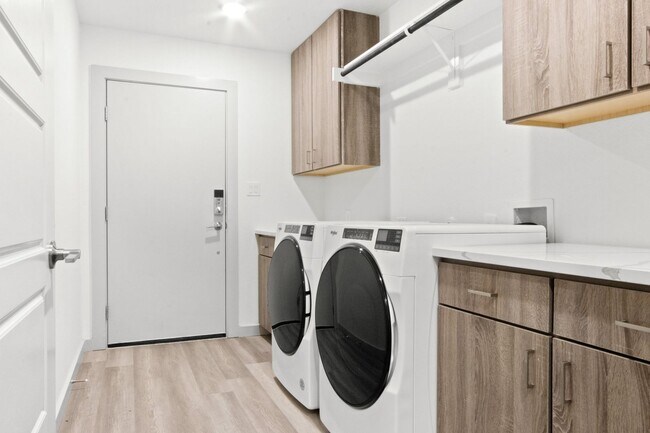 Building Photo - ** MOVE IN SUMMER 6/28/2028 ** 4 Bedroom 4...