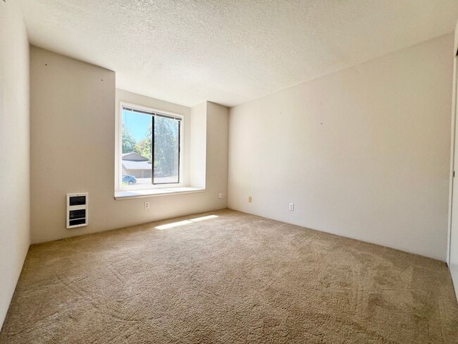 Building Photo - 2 Bed 1 Bath Apartment in Lake Oswego!