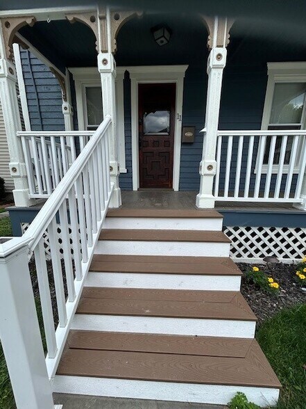 Entry - 11 Pine St