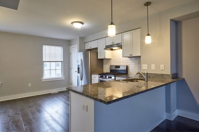Building Photo - 3 BR/4 BA Townhome - 1720 SF in Vineland - Kings Crossing!