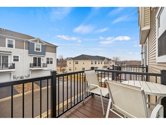 Building Photo - 775 Roselyn Dr