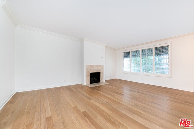 Building Photo - 125 S Elm Dr