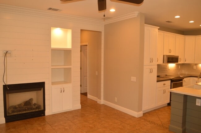 Building Photo - 418 Sunshine Way