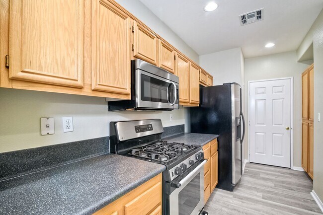 Building Photo - Immaculate Town Home in the Valencia Commu...