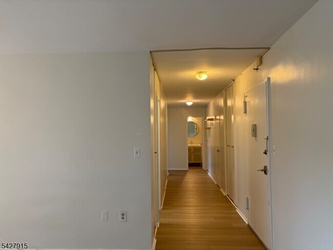 Building Photo - 467 Valley St