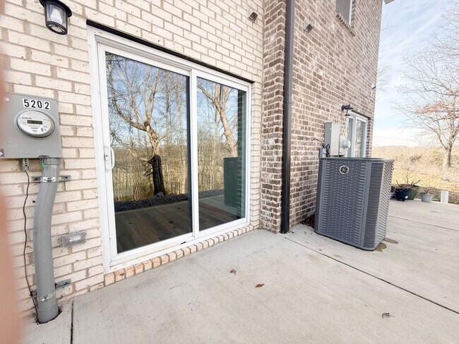 Building Photo - 5200 Oak Pt Ct