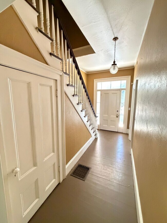 Building Photo - Large 5-6 Bedroom 2 Bath country home
