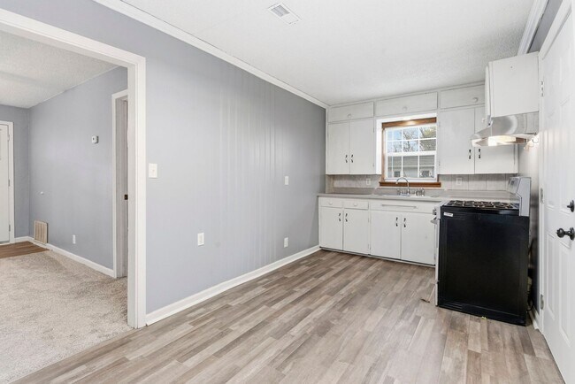 Building Photo - 3 Bed | 1 Bath | FULLY Remodeled | FULLY Fenced Yard | Springfield MO | PETS WELCOME!