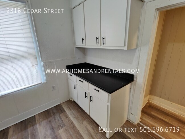 Building Photo - 2318 Cedar Street | $725 | 2 beds, 1 full ...