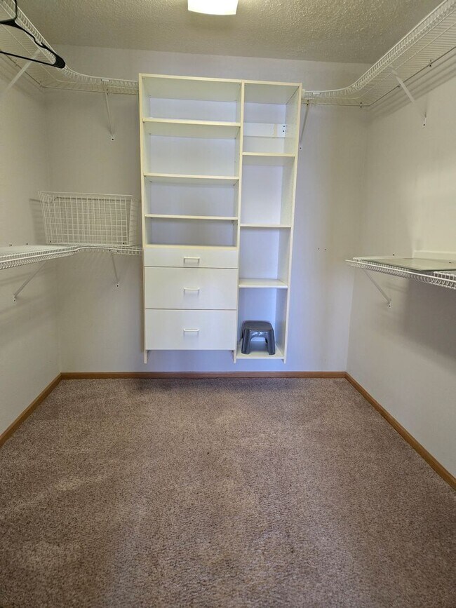 Building Photo - Home on the Lake