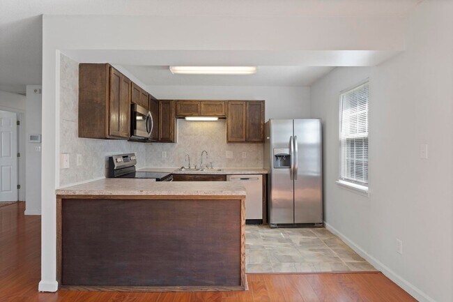 Building Photo - 3 bedroom with garage *** Available to move-in by May 20th ***