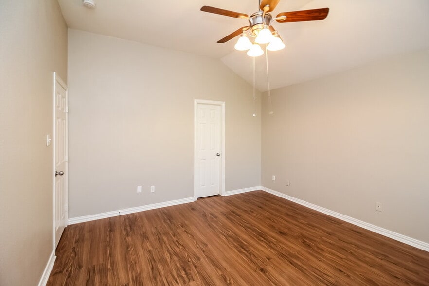 Building Photo - 7917 Val Verde Dr