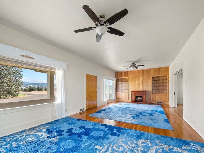 Building Photo - Beautiful craftsman style farmhouse outside Island City with inspiring views of the Grande Ronde ...