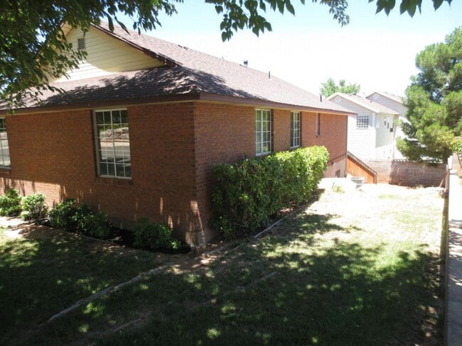 Building Photo - Large Home in Bloomington Hills