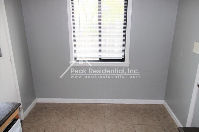 Building Photo - Fruitridge Manor 3bd/1ba House with Garage