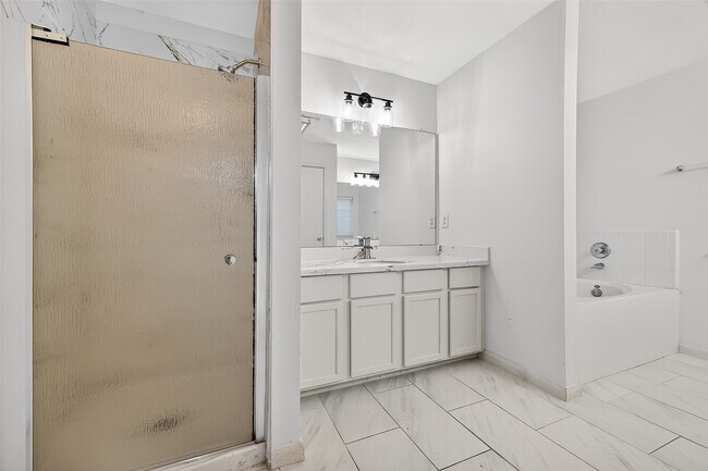 Building Photo - 8366 Golf Green Cir