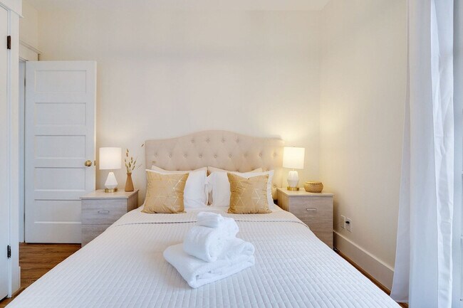 Building Photo - 2403 7th Ave W