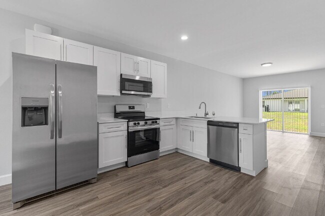 Building Photo - "Charming 3-Bed, 2-Bath Duplex Gem in Port Charlotte - Your Ideal Home Awaits!"