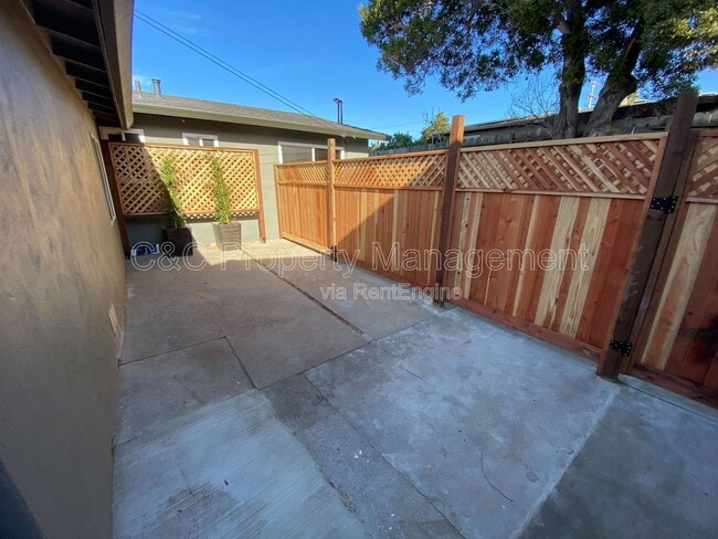 Building Photo - 1384 Darwin St
