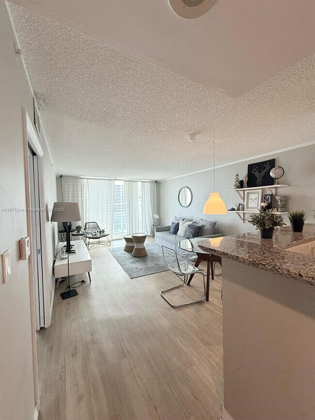 Building Photo - 1155 Brickell Bay Dr