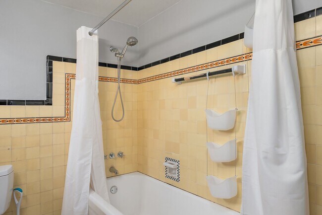 Building Photo - $2000 OFF 1 Months Rent with a Lease Start...