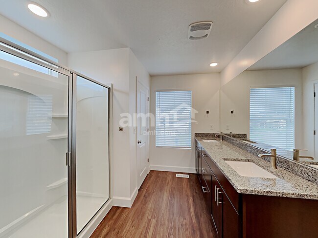 Building Photo - 1338 E White St