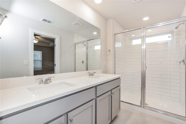 Building Photo - 804 E Voorhis Ave