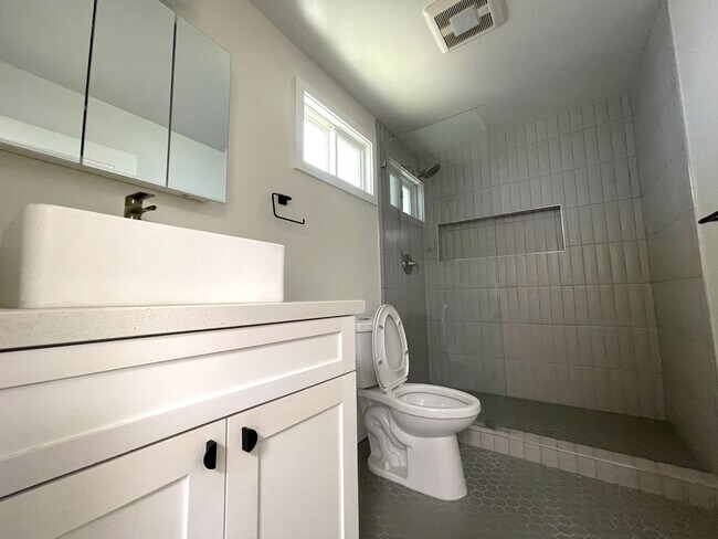 Building Photo - Modern, Private 1-Bedroom ADU – Available ...