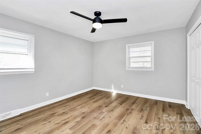 Building Photo - 526 Julia Ave