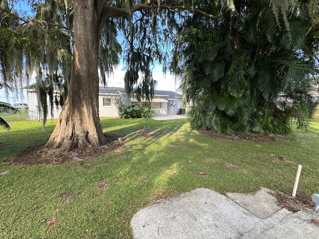 Building Photo - Lakeshore Gem with 3 Bedrooms and 2 Full B...