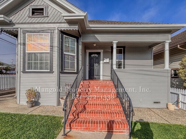 Building Photo - $1,000 Move In Special - Beautiful three-bedroom two-bath home located in Monterey!