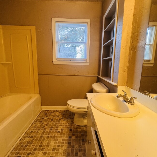 Building Photo - 3148 Alamo Ave