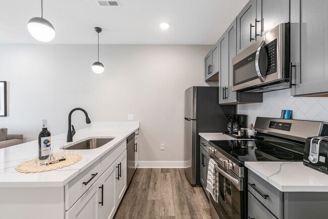 Building Photo - FFH Short Term Rental