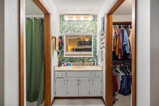 Building Photo - 206 Cedar Ridge Way