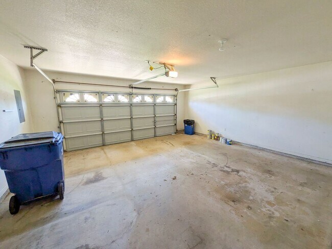Building Photo - 7647 Rosewood Dr
