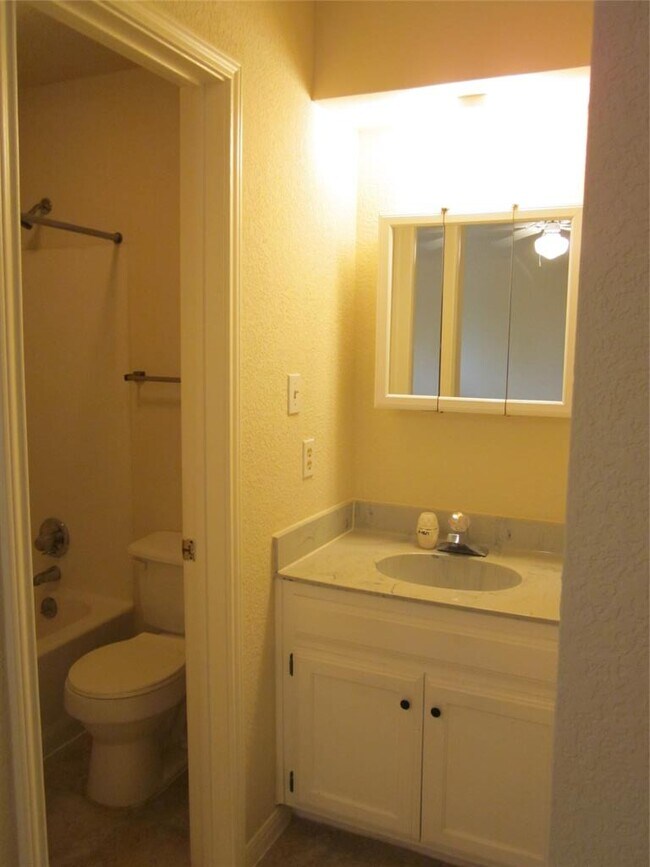 Building Photo - 102 Verna Spur