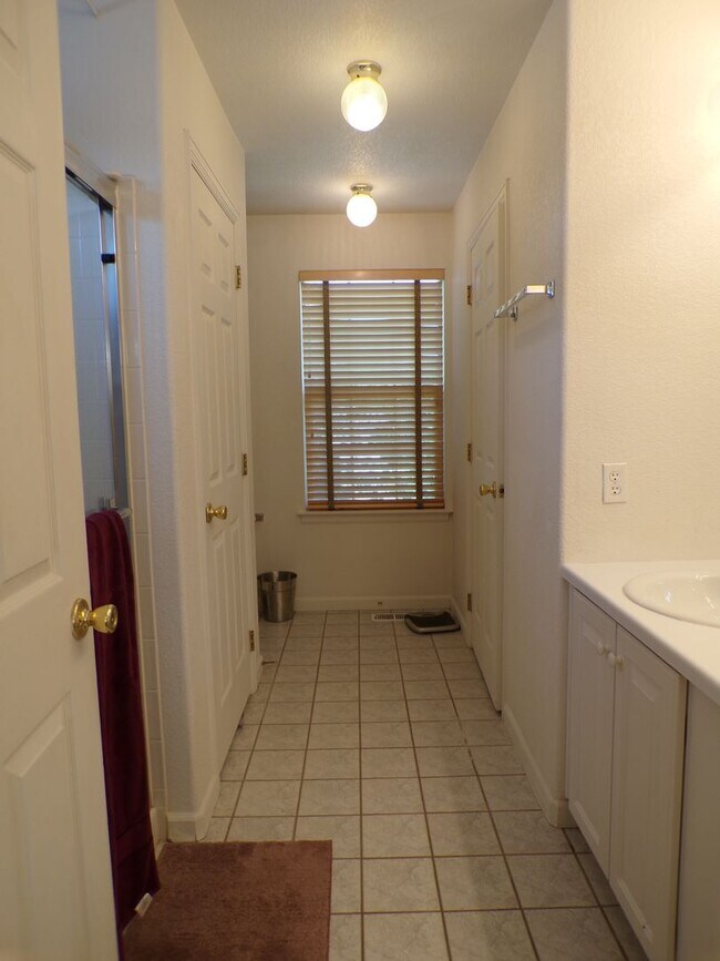 Building Photo - Cozy Hidden Gem in the Heart of Lakewood! ...