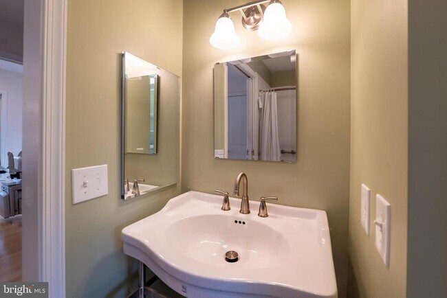 Building Photo - 4614 ROXBURY Dr
