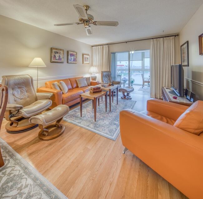 Building Photo - 2728 Garden Dr N