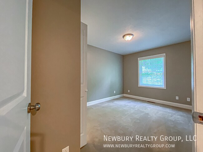 Building Photo - 147 Banksville Pl